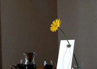 秀山堂印房、イラストから花が飛び出すデザインの2Dの花瓶「Flase」を発売