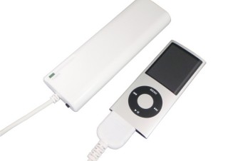 iPod、iPhone用電池式充電器