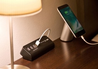 サンワ、机に固定して使えるクランプ式の4ポートUSB充電器を発売