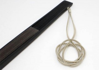 ジュエリーブランド“ケイ・ウノ”が人気ベーシストとコラボした「KenKen扇子」を発売