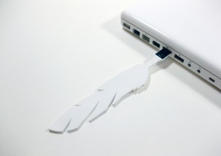 眼鏡と鳥の羽を模したUSBメモリを発売