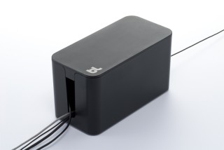 ケーブルやアダプタをまとめられるケーブルボックス