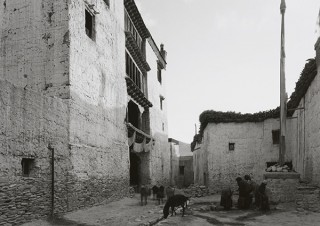 宮本隆司氏による初公開の約22点の写真が展示される個展「ロー・マンタン 1996」