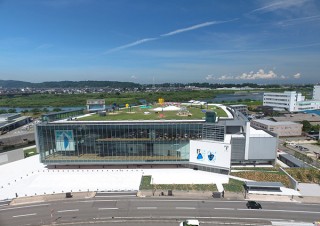 佐藤卓氏デザインの屋上庭園「オノマトペの屋上」が先行オープンしていた富山県美術館が全面開館