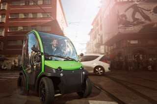 家庭用コンセントで充電できるイタリア製の小型電気自動車「BIRO」の試乗会が開催
