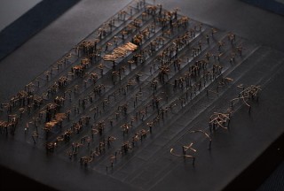 折り曲げた針金による文学作品の原稿の立体的な表現で知られる荒井美波氏の個展「行為の軌跡III」