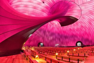 東日本大震災の復興支援でデザインされた巨大な移動式ホール「アーク・ノヴァ」でのイベントが開催