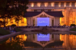 “ももへの手紙”を東京国立博物館の前に設置した巨大スクリーンに投影する「博物館で野外シネマ」