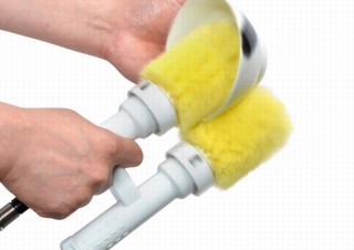 サンコー、食器がクルクルと自動で回転する「食器洗い用セミオート電動ツインヘッドブラシ」発売