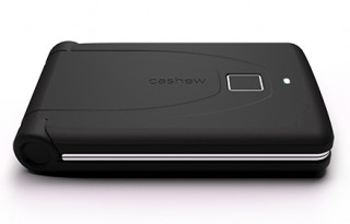 DISCOVER、スマホ連携や指紋認証が可能なスマートウォレット「Cashew」を発売