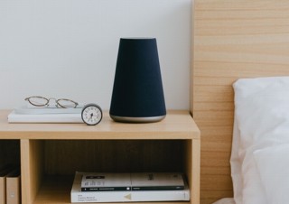 LINE、声で操作できるスマートスピーカー「Clova WAVE」を正式販売開始