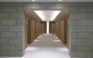 都心部にICカードで参拝できる「納骨堂」が登場。墓地不足を解消するモダンデザイン