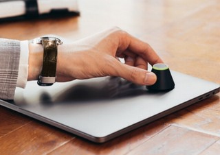 “ちょっと離席”時に机に残す荷物を見守るデバイス「トレネ」がMakuakeに出品