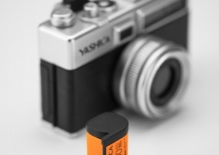 フィルム風カートリッジを入れ替えて写真の味付けを変えるデジカメ「ヤシカ Y35」