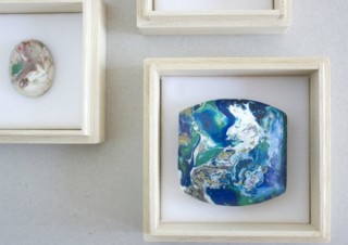 プラスチックのゴミからできた“宝石”を展示する本多沙映氏の作品展がスタート