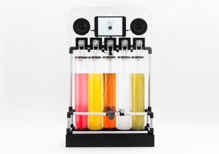 2017年度のグッドデザイン賞を受賞した音楽を“味覚化”する装置「SQUEEZE MUSIC」