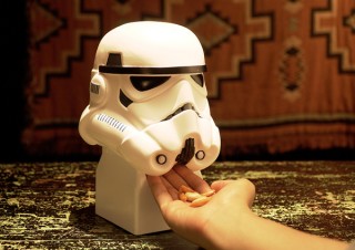 タカラトミーアーツから、決め台詞とともに柿ピーを提供する「STAR WARS おつまみサーバー」発売