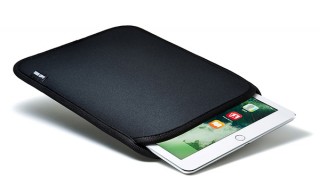 サンワ、ウェットスーツの素材を採用したiPad専用のスリップインケースを発売