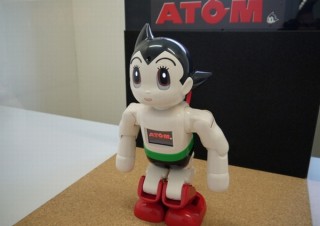 「週刊 鉄腕アトムを作ろう!」の完成品「ATOM」をハウステンボスで展示中