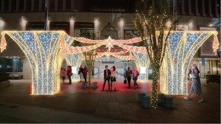 劇場に見立てて空間が華やかに演出される「有楽町マリオン イルミネーション 2017-2018」