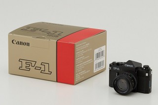 キヤノンの公式グッズとしてミニチュアカメラ型のUSBメモリやレンズ型マグカップが発売