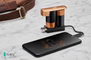 モバイルバッテリー機能付きのUSBメモリ「SideKick」、困ったときは乾電池でも充電可能