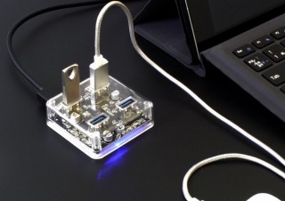 上海問屋、スケルトンボディが青いLEDで照らされる「4ポートUSBハブ」発売