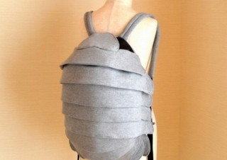 ヴィレヴァン、ダイオウグソクムシを背負い甲羅をめくって荷物を詰め込むリュックサック販売