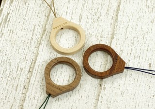 スマホやカメラのストラップに天然木を、ユリシーズの「木製リングストラップ ミニモ」
