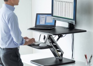 サンワサプライ、既存デスクに上下昇降機能を追加できるリフトアップデスクを発売