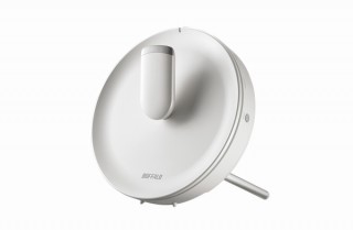 バッファロー、置き時計にしか見えない「トライバンドWi-Fiルーター」発売