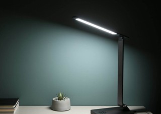 AUKEY、USBポートを搭載した金属製デスクライトを発売