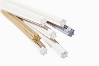 削りかすまで雪が降るような繊細さ！雪の結晶のような断面デザインの「雪色鉛筆」が登場