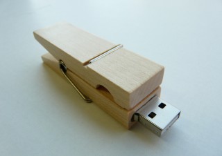 洗濯バサミから飛び出たUSBメモリ