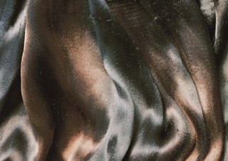 日本を代表する女性写真家の石内都氏による国内8年振りの大規模な個展「肌理（きめ）と写真」