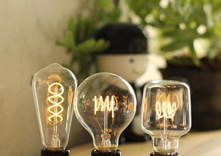 ディーエムエー、フィラメントを見せてレトロなデザインを再現した螺旋状に灯るLED電球を発売