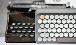 タイプライター風のレトロな丸キー搭載のキーボード「Four Seasons」