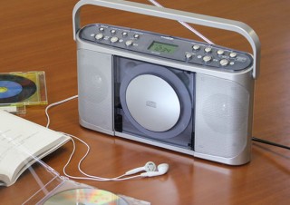 クマザキエイム、再生速度を11段階で調整できるCDラジオ「マナヴィ」を発売
