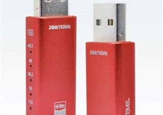 ジャストシステム、「一太郎2018」発売記念の赤いUSBオーディオアダプタを発売