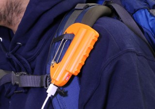 フォースメディアより、カラビナ付き＆懐中電灯としても使えるモバイルバッテリー「世界登山」発売