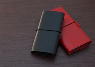 アンドデザイン、栃木レザーの一枚革で包み込んだシンプルなiPhone用レザーケースを発売