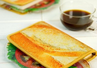 ヴィレバン、こんがりトーストのサンドイッチ風「ブックカバー」発売