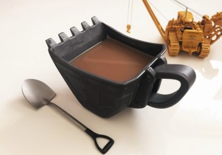 パワーショベルのバケットをコーヒーカップにした「バケットカップ」発売