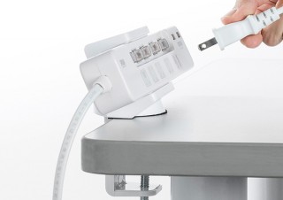 サンワサプライから、電源タップを“丁度いい角度”に固定する机上ホルダー「200-CB009」発売