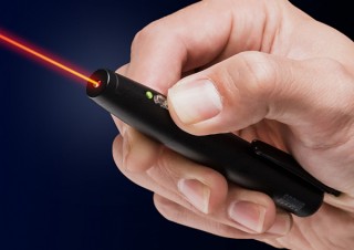 サンワサプライ、25時間連続使用が可能なレッドレーザーポインターを発売