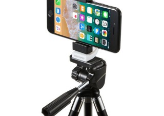 サンワ、iPhoneなどのスマホを挟んで三脚に装着できるホルダー「DG-CAM20」を発売
