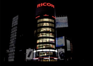 三愛ドリームセンターの窓ガラスに巨大なクリスマスツリーを投影する4日間限定イベントが開催