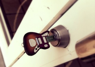 Spoonより、ギター型のデザインキー「HEAD ROCK」が本日よりクラウドファウンディングを開始