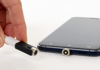 スマホ充電時に差し込む必要なし！近づけるだけでピタッとくっつく「マグネット変換アダプタ」