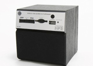 レトロな木目調デザインのMP3対応スピーカー